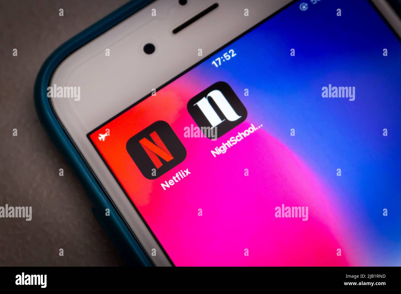 Kumamoto, GIAPPONE - Ott 3 2021 : icone di Netflix e studio notturno sullo schermo dell'iPhone. Night School Studio, LLC è lo sviluppatore di videogiochi degli Stati Uniti in condizioni di oscurità Foto Stock