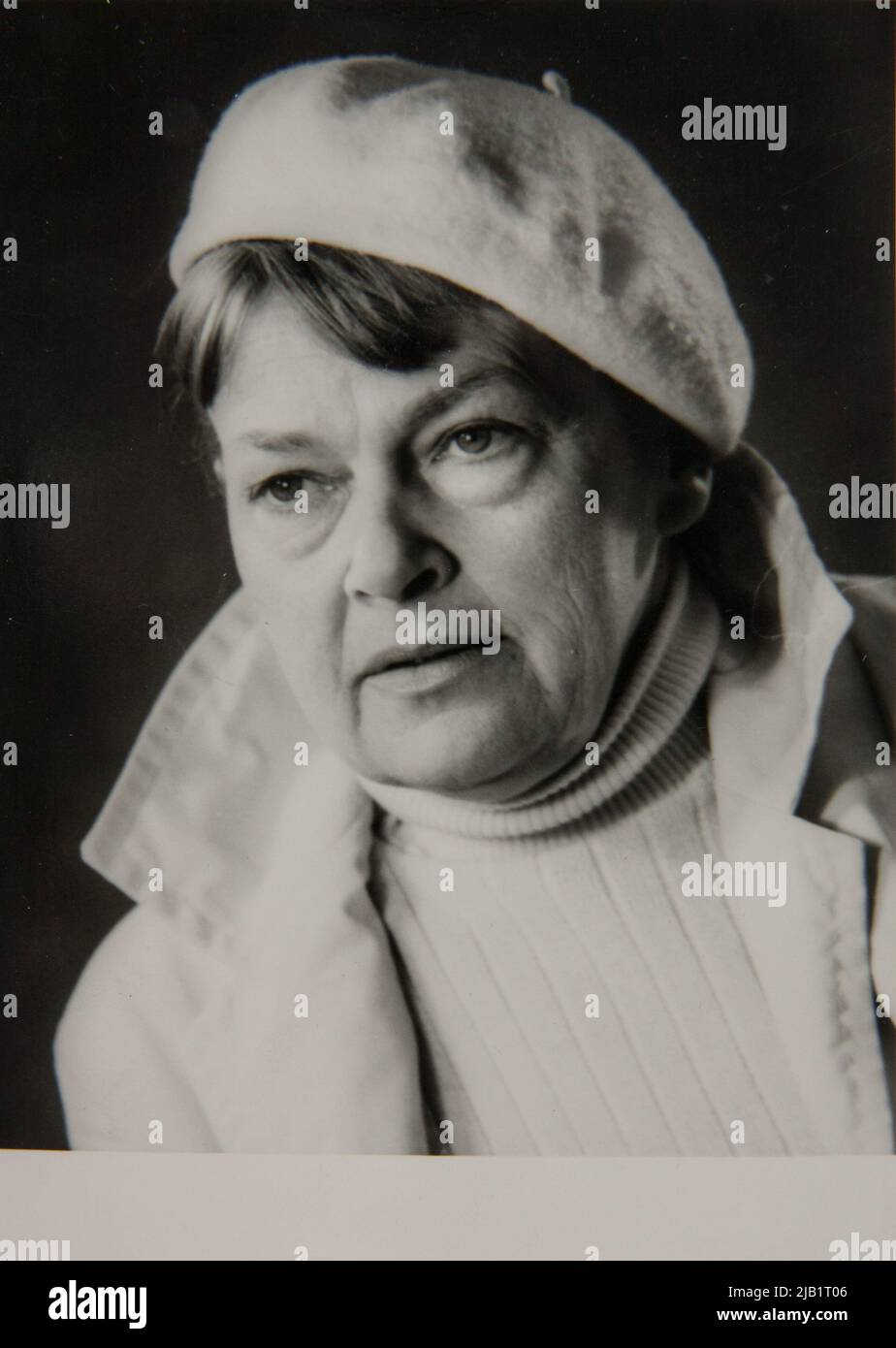 Skarżyńska Lidia medio invecchiato in uno studio artistico ritratto pensieroso Photo Liesko Foto Stock