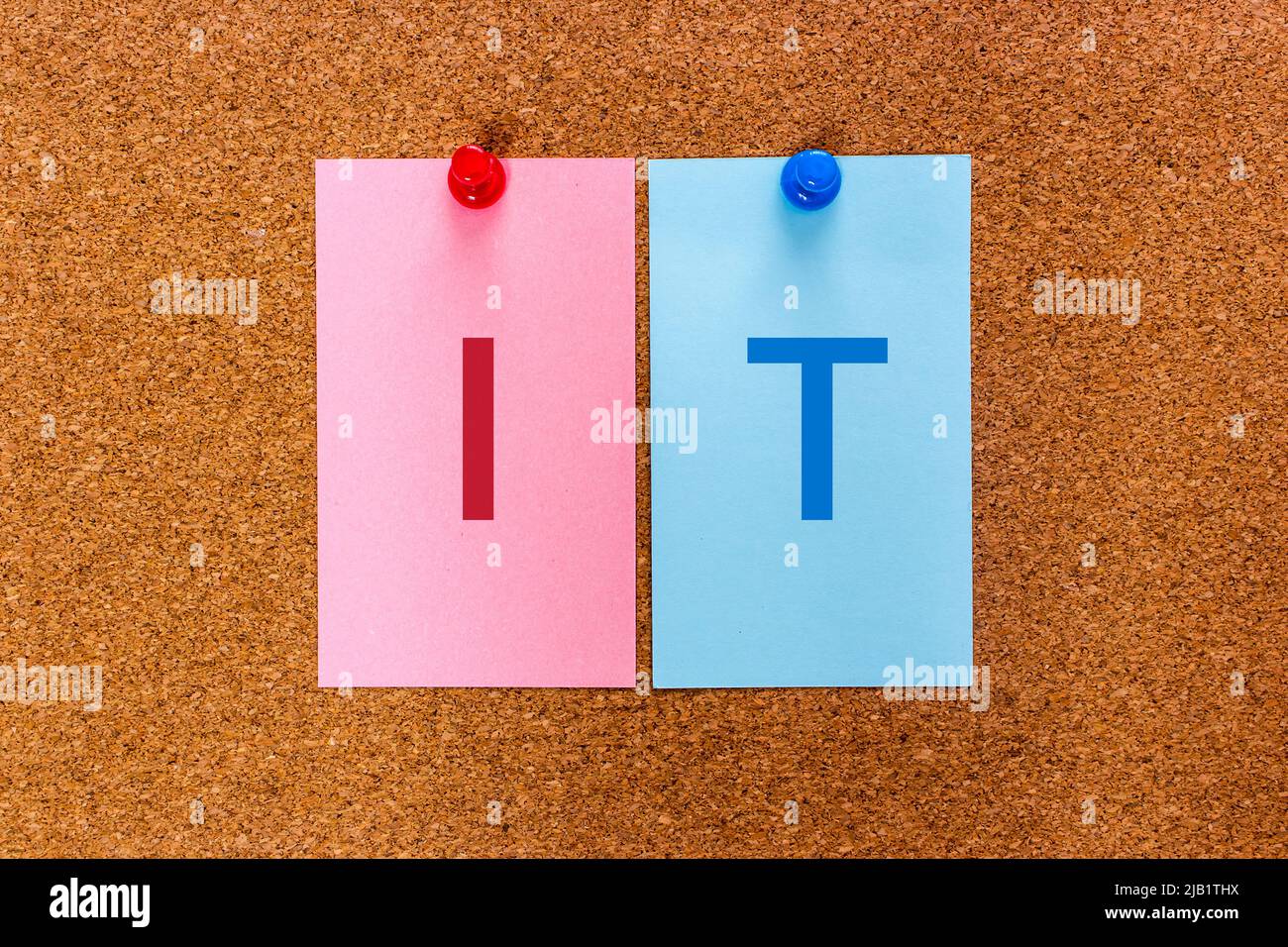 Acronimo concettuale di 2 lettere abbreviazione IT(Information Technology) su adesivi multicolore attaccati a un pannello di sughero. Foto Stock