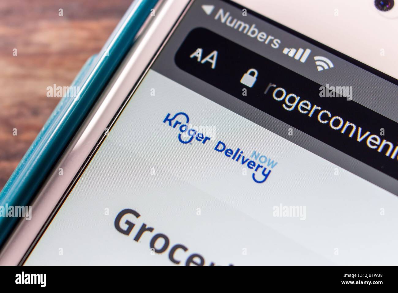 Kumamoto, GIAPPONE - Ott 25 2021 : Logo di Kroger Delivery Now on website on iPhone. Kroger & Instacart lancia un nuovo servizio Kroger Delivery nel 2021 Foto Stock