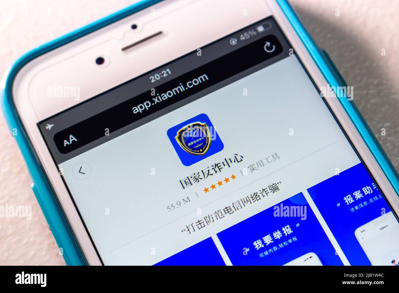 Kumamoto, GIAPPONE - Ott 25 2021 : applicazione anti-frode cinese “National Anti-Fraud Center” in Xiaomi’s App Store in iPhone sul tavolo Foto Stock