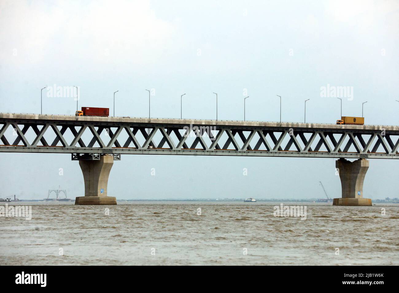 Il Bangladesh aprirà il tanto atteso ponte Padma al traffico alla fine della sua costruzione il 25 giugno. Il ponte svolgerà un ruolo importante nel collegare Dhaka ai distretti meridionali del paese. Ponte Padma lungo 6,15 chilometri. La struttura del Ponte Padma è ora pienamente visibile. Dhaka, Bangladesh il 1 giugno 2022. Foto di Habibur Rahman/ABACAPRESS.COM Foto Stock