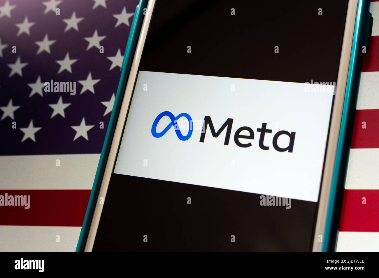 Kumamoto, GIAPPONE - Ott 29 2021 : Closeup logo del conglomerato tecnologico statunitense Meta Platforms, Inc. (Precedentemente noto come Facebook) su iPhone su bandiera degli Stati Uniti. Foto Stock
