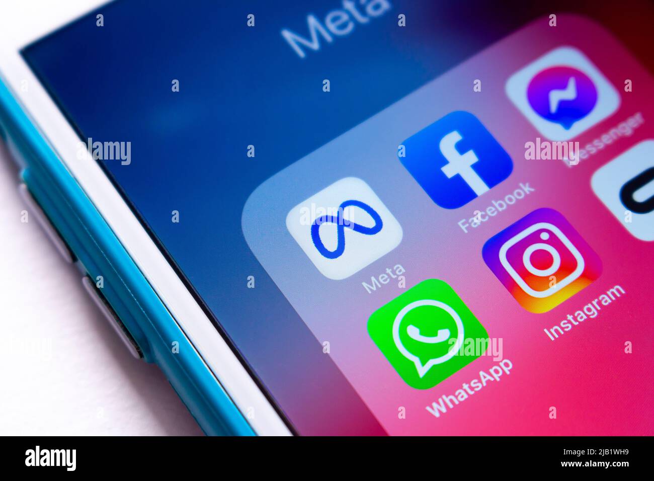 Icona di un conglomerato tecnologico statunitense Meta Platforms, Inc. E dei suoi altri marchi (Facebook, Messenger, WhatsApp, Instagram e Oculus VR) su iPhone Foto Stock