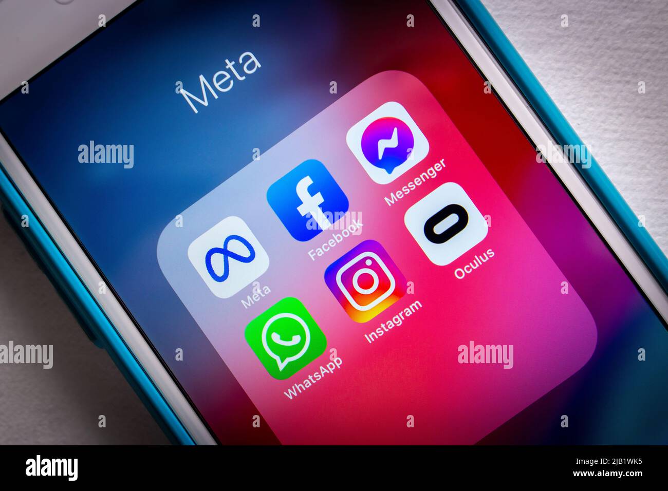 Meta Platforms, Inc., un conglomerato tecnologico statunitense e i suoi marchi (Facebook, Messenger, WhatsApp, Instagram e Oculus VR) su iPhone in condizioni di oscurità Foto Stock