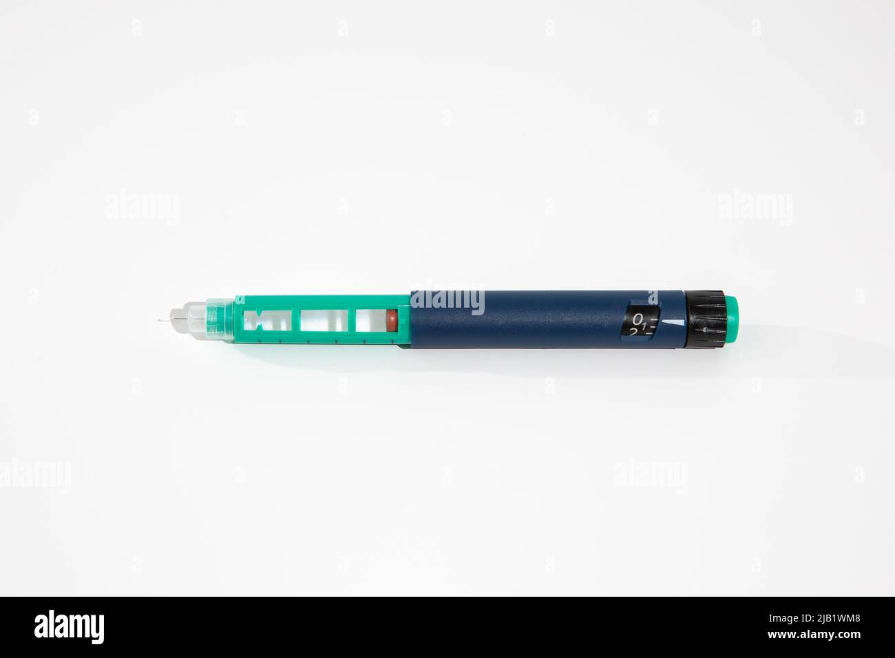 Penna per insulina con punta dell'ago isolata su sfondo bianco. I  dispositivi medici sono utilizzati per l'autoiniezione per il trattamento  della malattia del diabete Foto stock - Alamy