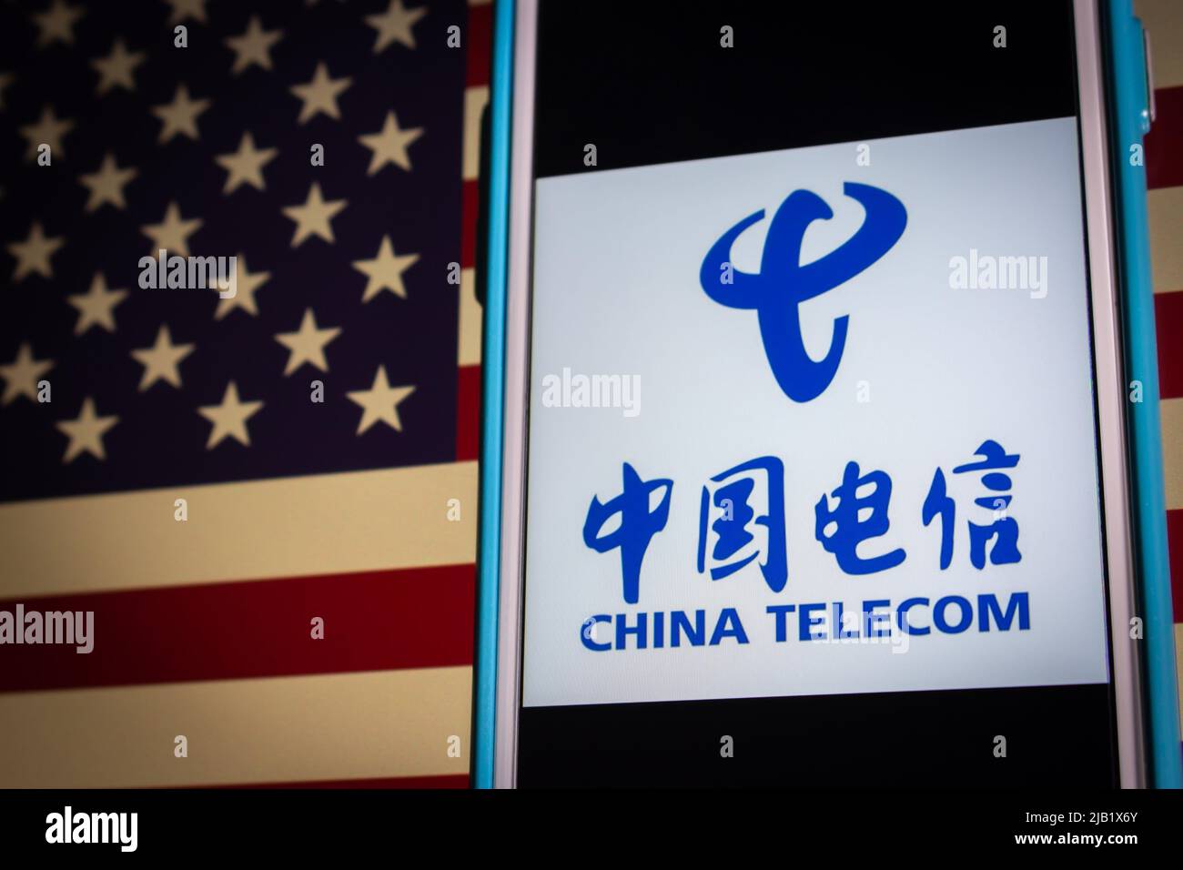 Kumamoto, GIAPPONE - Nov 2 2021 : Logo di China Telecom, un'azienda di telecomunicazioni cinese di proprietà statale, sulla bandiera americana sfondo di umore scuro. Foto Stock