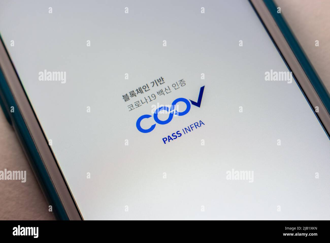 Logo di COOV (Corona superate), il servizio di certificazione della vaccinazione di Covid-19 basato su blockchain da parte del governo sudcoreano, su iPhone. Foto Stock