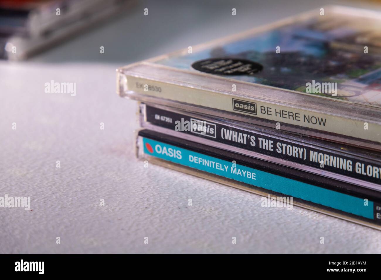 Primi 3 album (sicuramente forse, (What's the Story) Morning Glory? E Be Here Now) rilasciato negli anni '90 dalla band britannica brit-pop rock Oasis on the table. Foto Stock