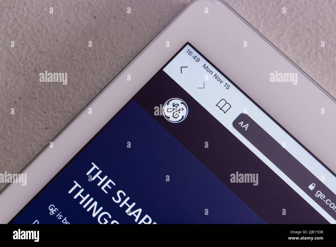 Logo di General Electric Company, un conglomerato multinazionale statunitense, su tablet. Il 9 2021 novembre, GE ha annunciato la divisione in 3 aziende pubbliche Foto Stock