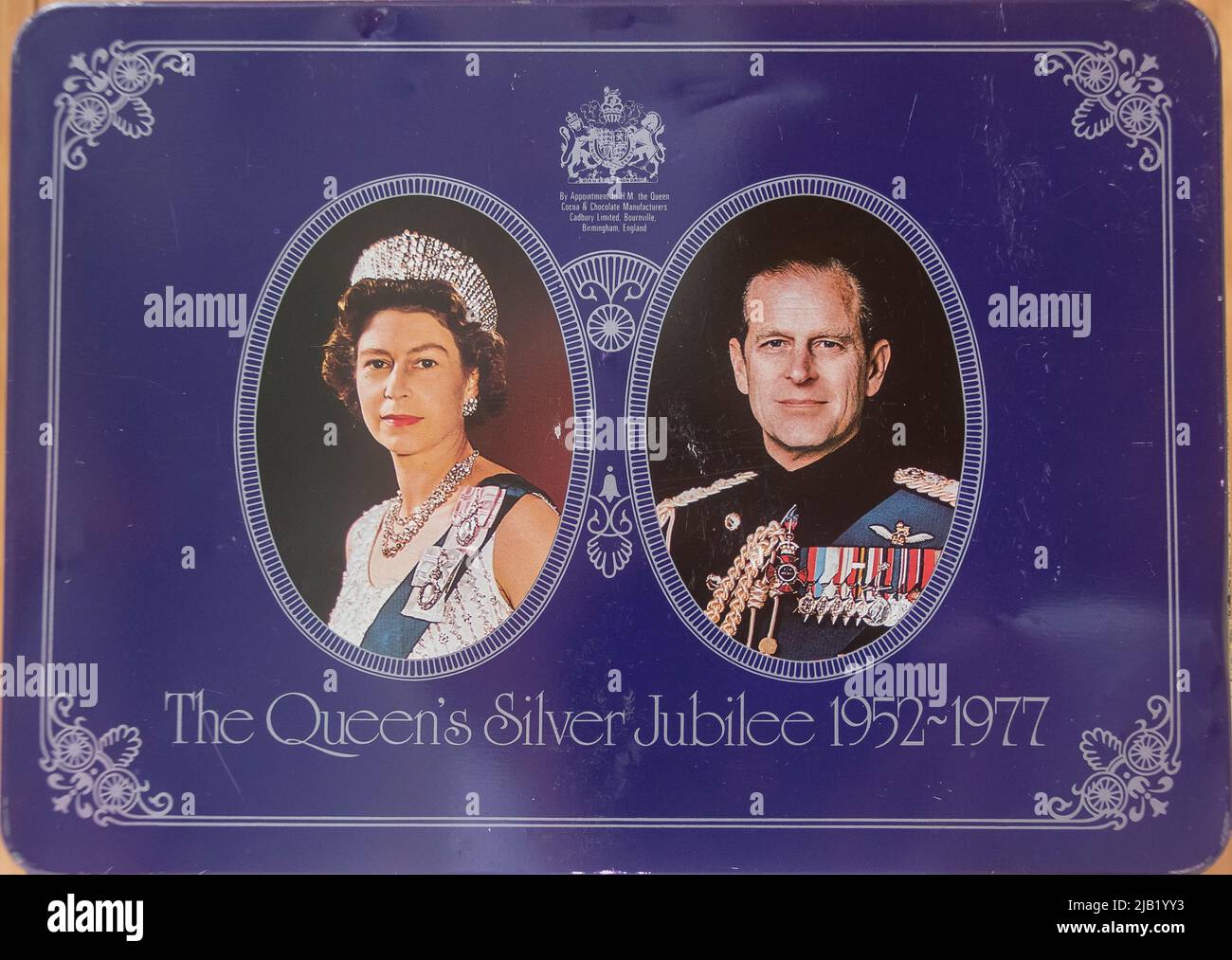 Giubileo d'argento (1952-1977) celebrazione del biscotto inglese con ritratti della regina Elisabetta II e del principe Filippo su sfondo viola. Foto Stock