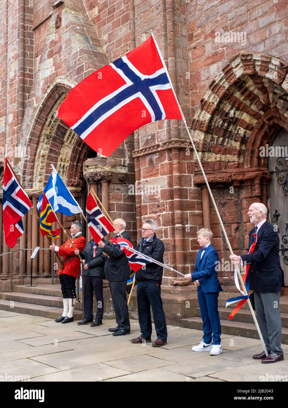 I registi di bandiera tengono le bandiere di Norvegia e Scozia fuori dalla cattedrale di St Magnus per celebrare il Norway Day nel centro di Kirkwall, Isole Orkney, SCO. Foto Stock