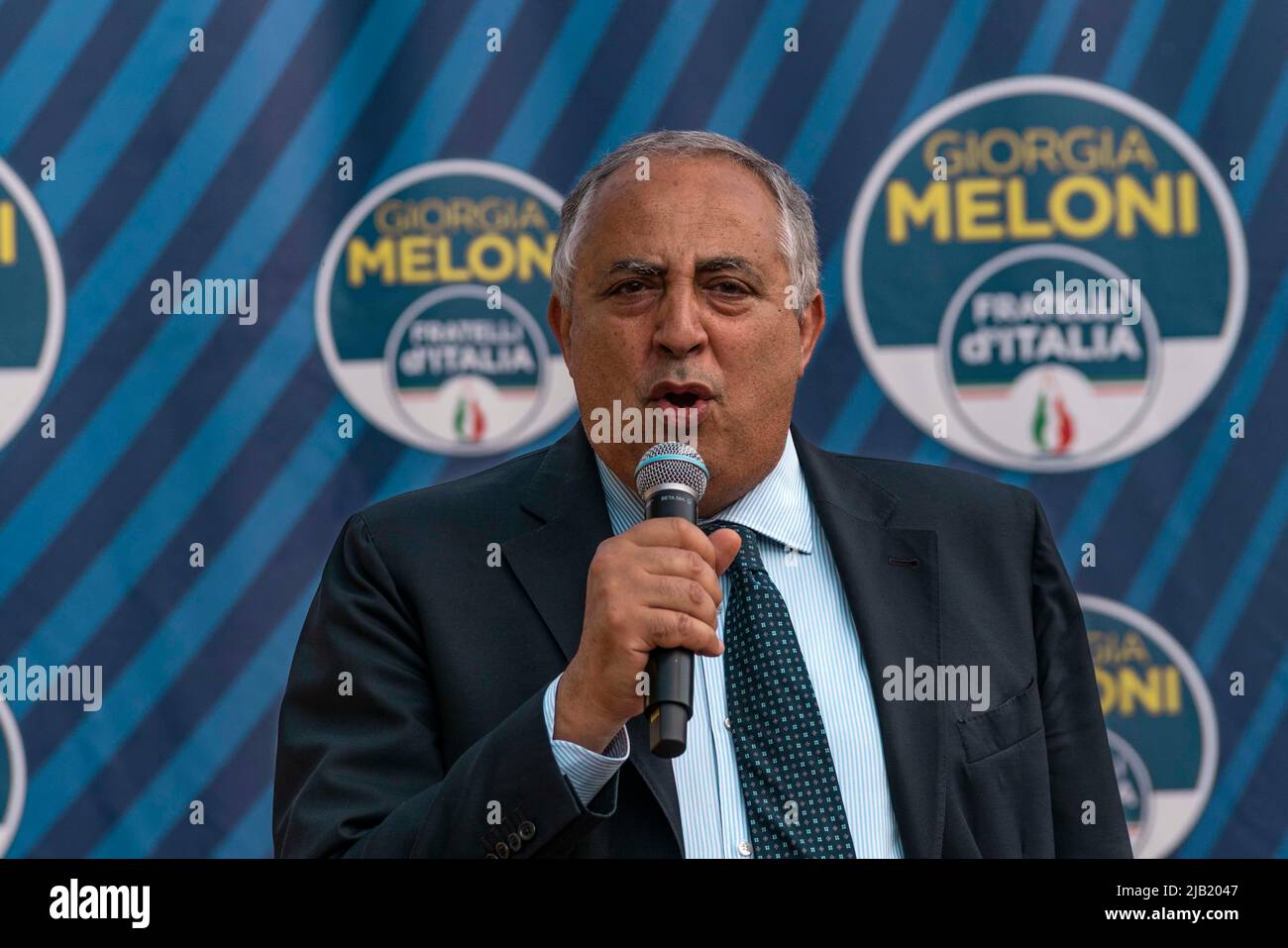 Foto della recente assemblea politica dei Fratelli d'Italia con Giorgia Meloni e il candidato Roberto la Galla Foto Stock