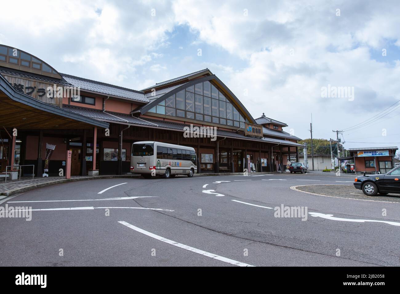 Entrata stazione della Stazione di Yasugi (Yasugi-eki), stazione ferroviaria sulla linea principale di Sanin operata dalla Ferrovia del Giappone Occidentale (JR Ovest), in giorno nuvoloso Foto Stock