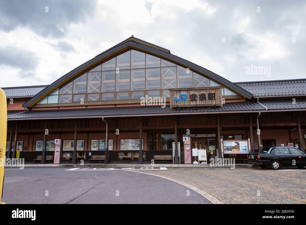 Entrata stazione della Stazione di Yasugi (Yasugi-eki), stazione ferroviaria sulla linea principale di Sanin operata dalla Ferrovia del Giappone Occidentale (JR Ovest), in giorno nuvoloso Foto Stock