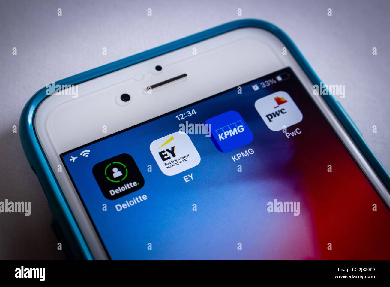 Kumamoto, GIAPPONE - Mar 10 2021 : icone di grandi 4 società di contabilità (Deloitte Touche Tohmatsu, Ernst e Young, KPMG & PricewaterhouseCoopers), su iPhone Foto Stock