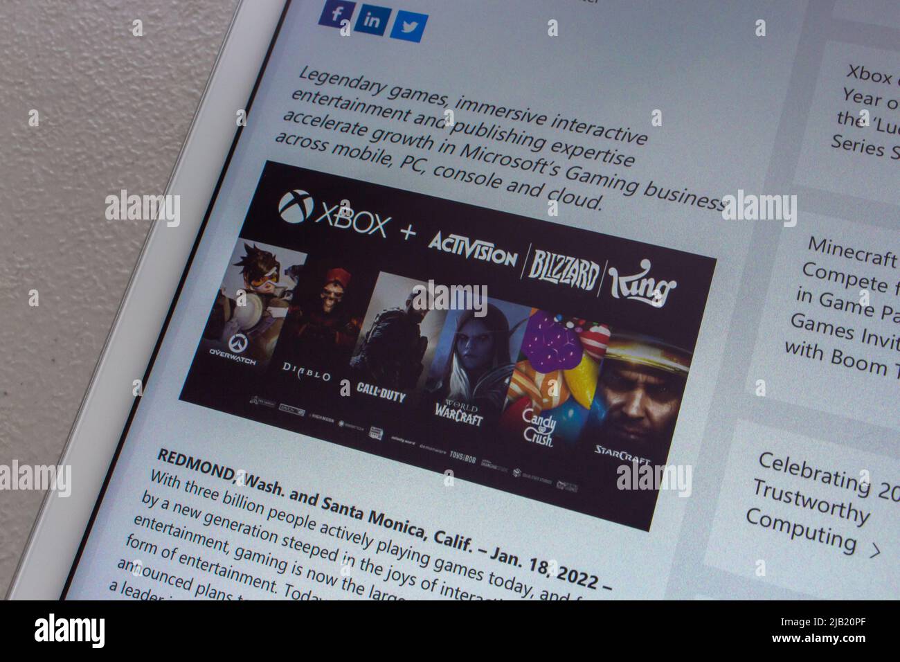 Kumamoto, GIAPPONE - Jan 24 2022 : Closeup “Microsoft per acquisire Activision Blizzard” post del blog nel sito web Microsoft su tablet. Foto Stock