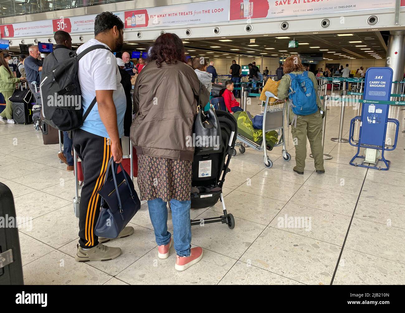 La gente all'aeroporto di Dublino, come i funzionari hanno detto, è 'fiduciosa? Che i passeggeri non perderanno i voli questo fine settimana se arrivano all'aeroporto all'orario consigliato. Viene dopo che l'aeroporto di Dublino ha fatto i titoli internazionali lo scorso fine settimana dopo lunghe code allungate fuori dai terminal dell'aeroporto e oltre 1.000 persone hanno perso i loro voli. Data foto: Giovedì 2 giugno 2022. Foto Stock