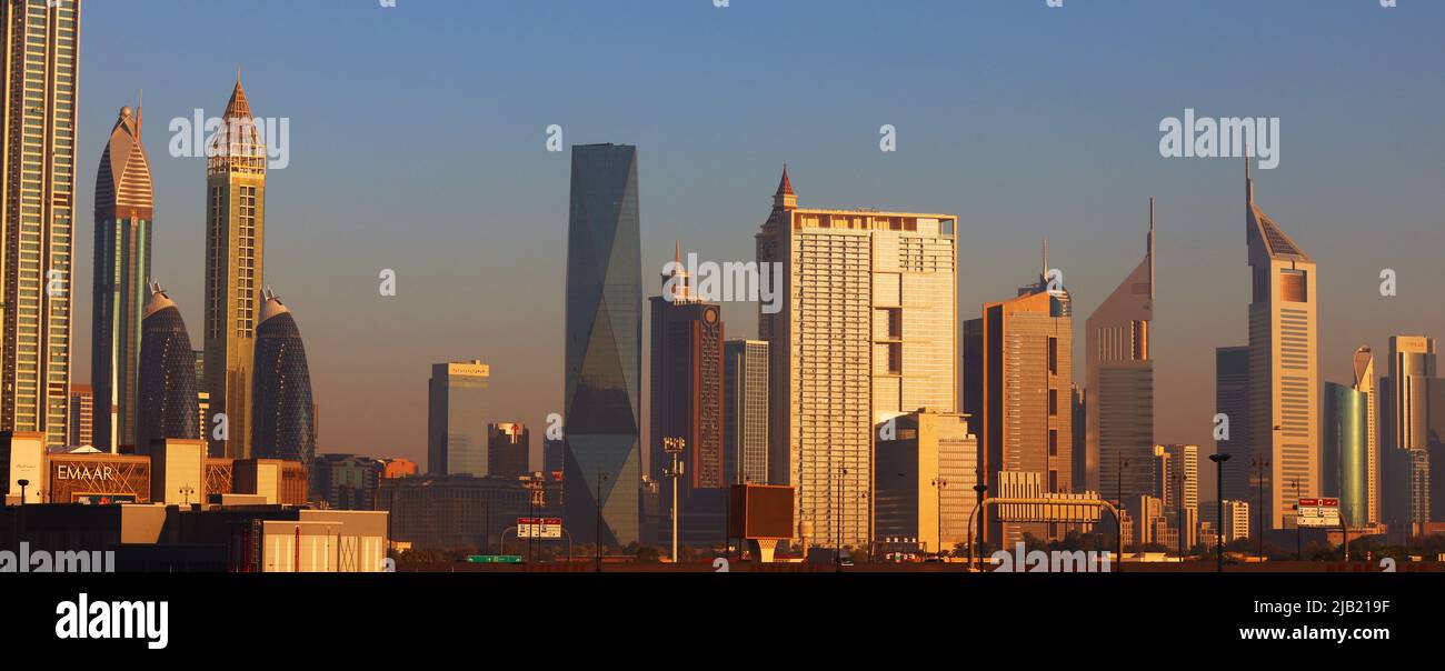 Panorama, Dubai, Wolkenkratzer, , moderne Architektur, Atemberaubende Aussicht auf die Skyline mit Hochhäuser, Skyscraper, Alberghi in Finanzzentrum Foto Stock