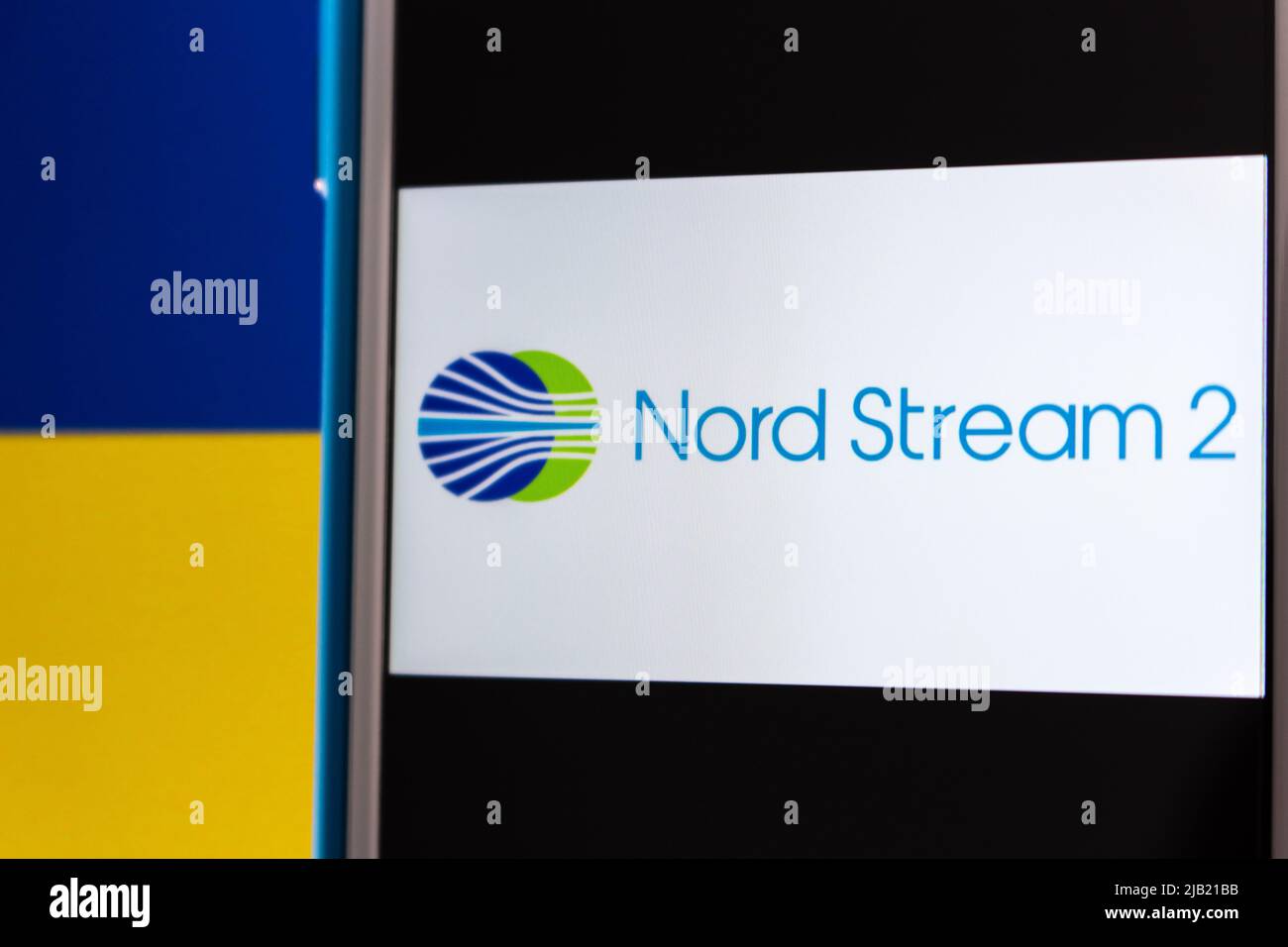 Nord Stream 2 logo su iPhone su bandiera Ucraina. Nord Stream è un sistema di gasdotti offshore, che opera sotto il Mar Baltico dalla Russia alla Germania Foto Stock