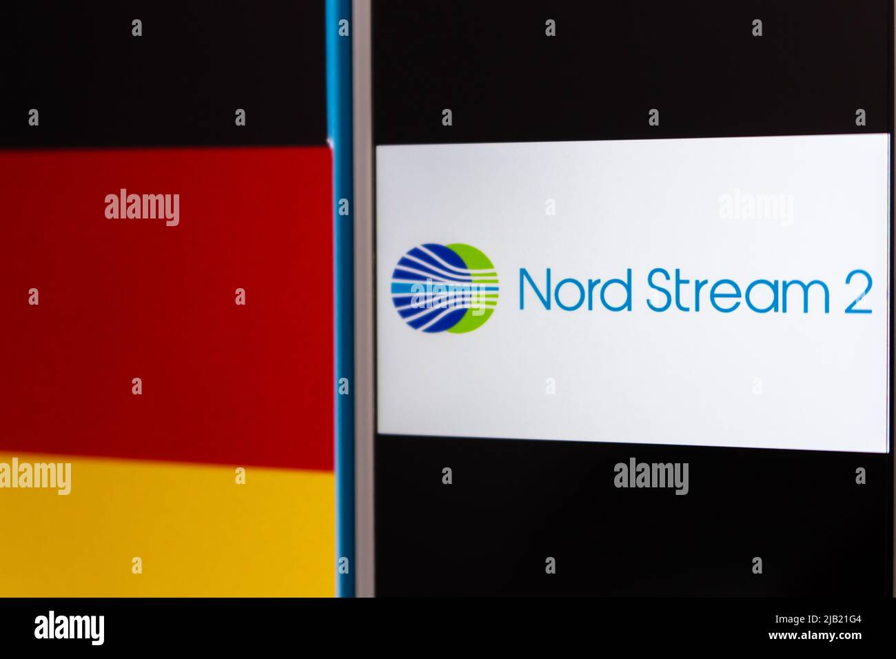Nord Stream 2 su iPhone con bandiera tedesca. Nord Stream è un sistema di gasdotti offshore, che opera sotto il Mar Baltico dalla Russia alla Germania Foto Stock