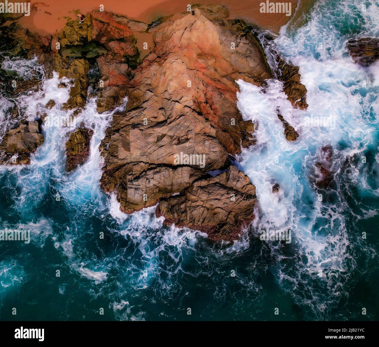 Lunga esposizione, mare, sabbia, roccia, vista dal drone a Lloret de Mar, Catalunya, Spagna Foto Stock