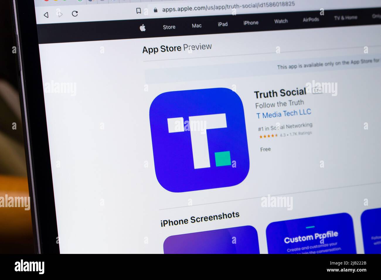 L'icona App of Truth Social nell'App Store sullo schermo del notebook. La verità sociale è una piattaforma SNS lanciata da Trump Media and Technology Group (TMTG). Foto Stock