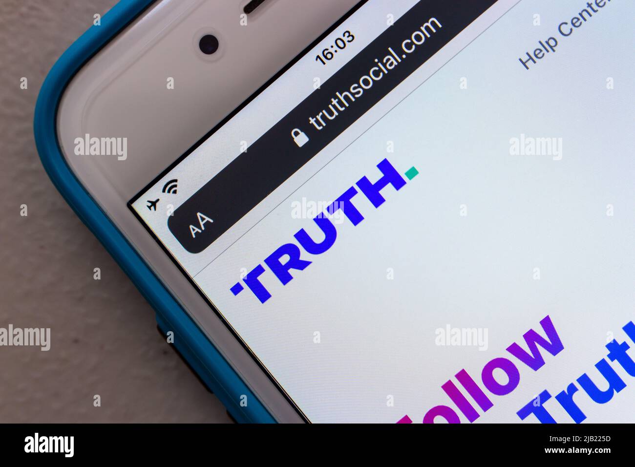 Kumamoto, GIAPPONE - Feb 22 2022 : Truth Social logo nel suo sito web su iPhone. Si tratta di una piattaforma SNS lanciata da Trump Media and Technology Group (TMTG). Foto Stock