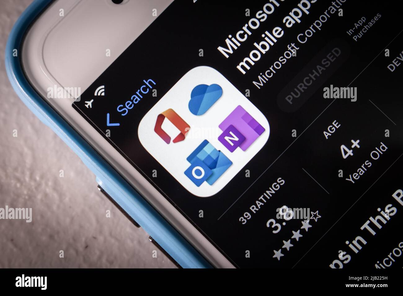 App per dispositivi mobili Microsoft 365 in App Store su un iPhone dall'umore oscuro. Microsoft 365 (in precedenza Office 365) è un servizio di abbonamento di Microsoft. Foto Stock