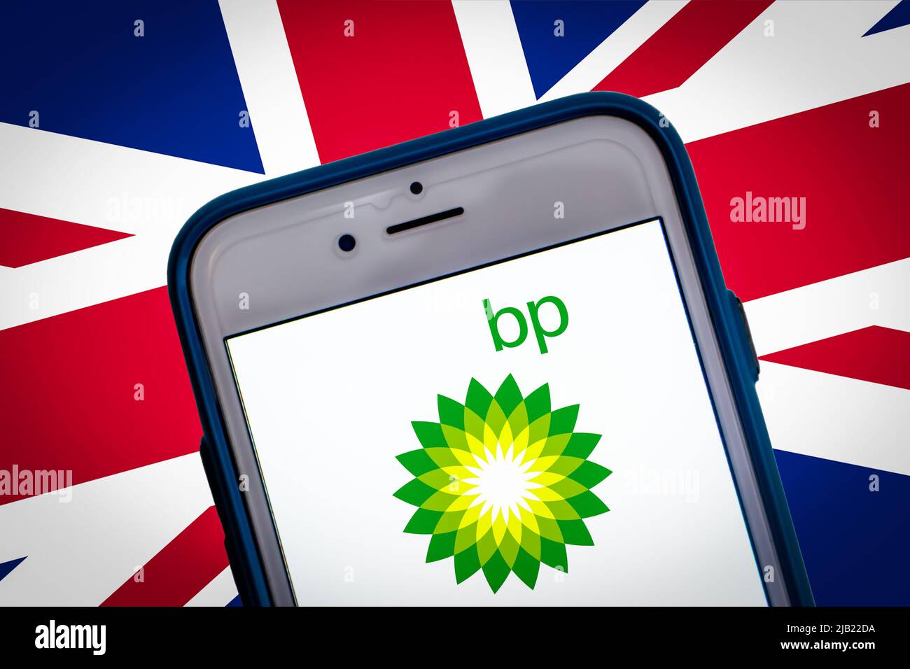 Logo di BP plc (ex British Petroleum Company plc) su uno smartphone su Union Jack. BP è una società britannica di petrolio e gas con sede a Londra Foto Stock