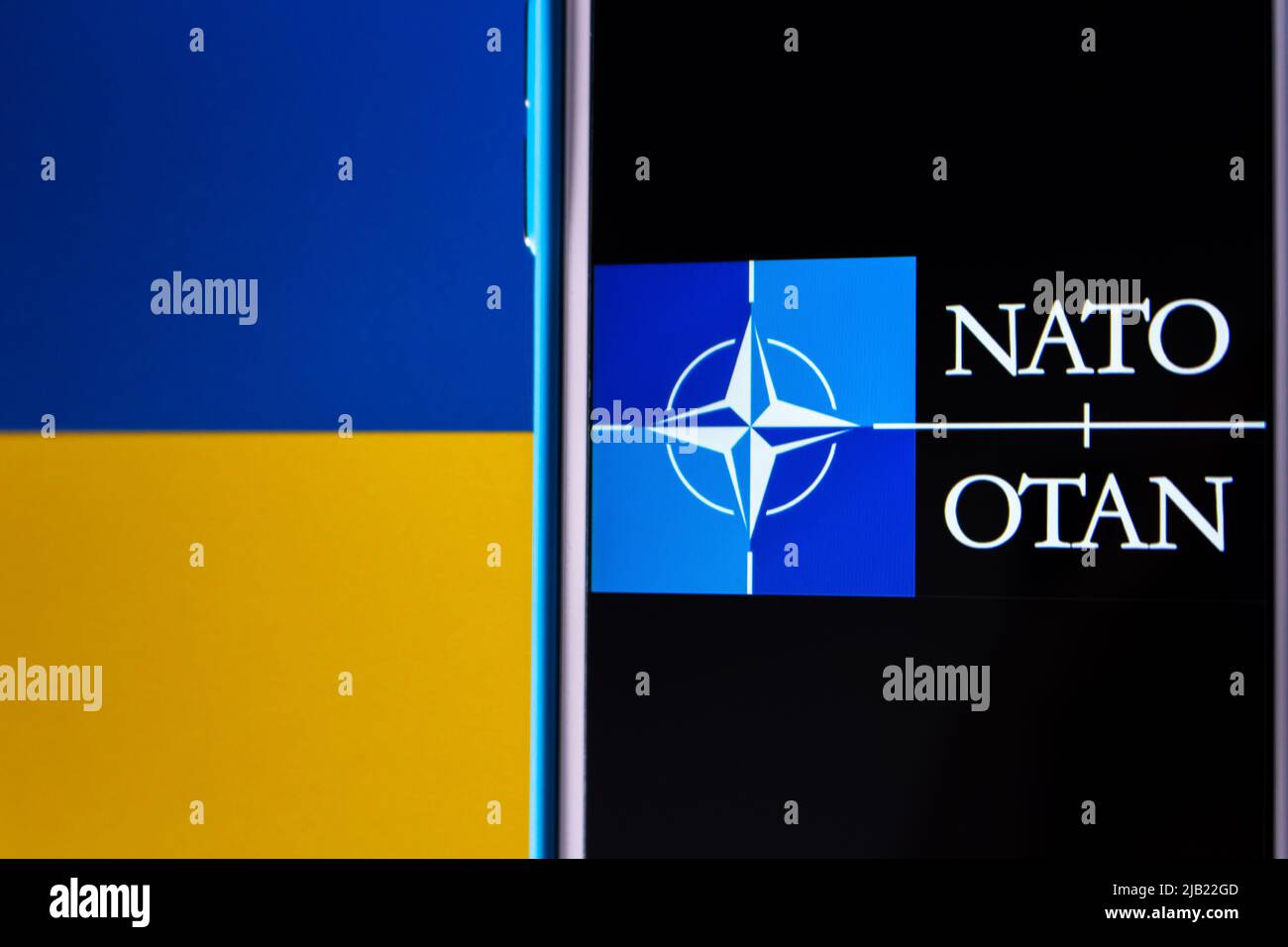 Logo della NATO (Organizzazione del Trattato del Nord Atlantico, OTAN) sulla bandiera Ucraina. La NATO è un'alleanza militare tra 28 paesi dell'UE e 2 paesi nordamericani Foto Stock