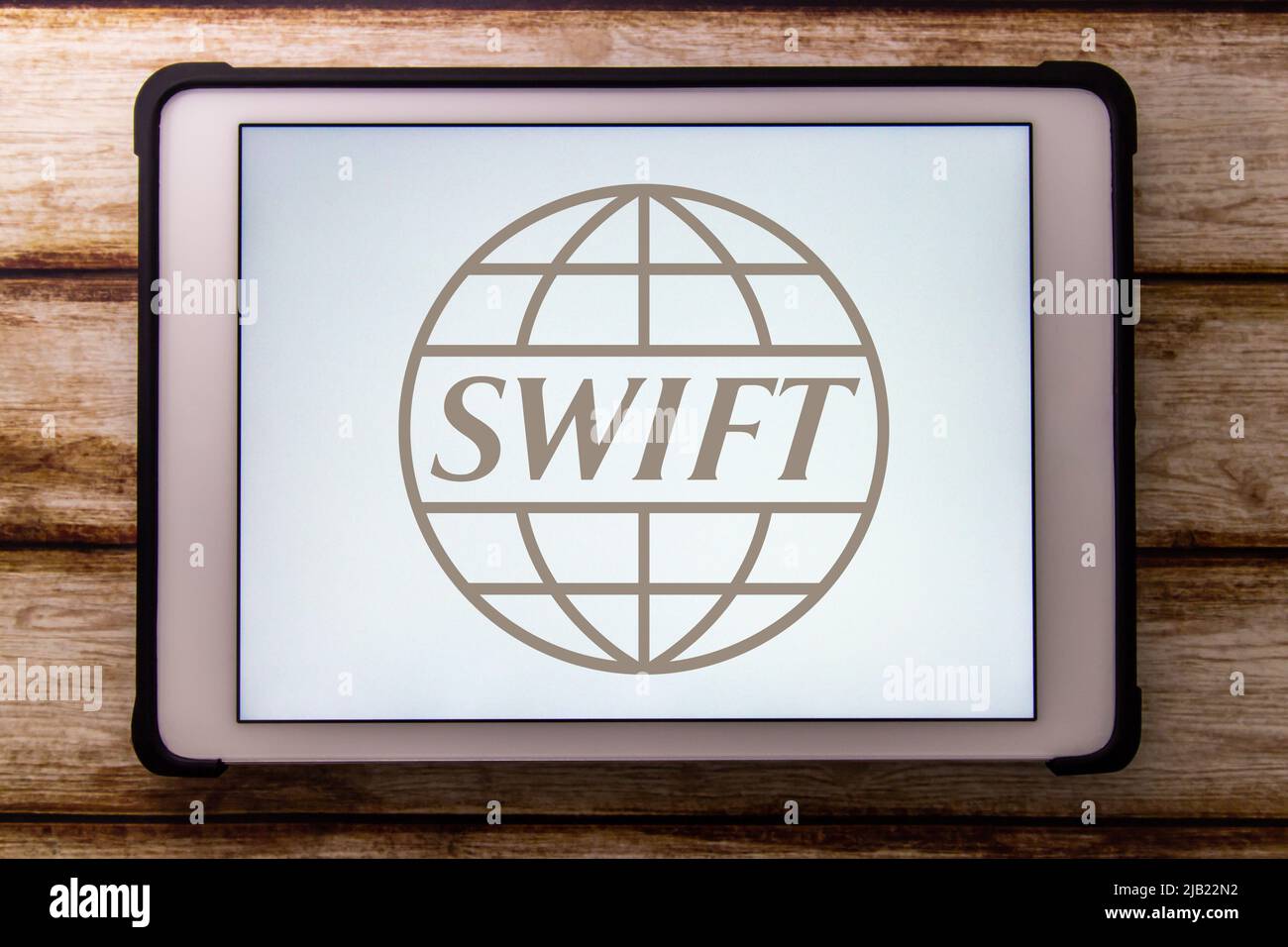 Kumamoto, GIAPPONE - Mar 30 2022 : Logo della società belga delle transazioni finanziarie e dei pagamenti cooperativa a livello mondiale SWIFT sulla tavoletta di legno Foto Stock