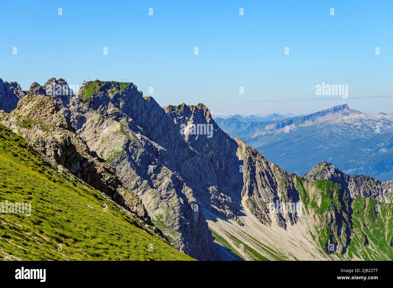 Splendida vista sulle Alpi di Allgäu in una mattinata d'estate con l'Hoher Ifen sullo sfondo Foto Stock