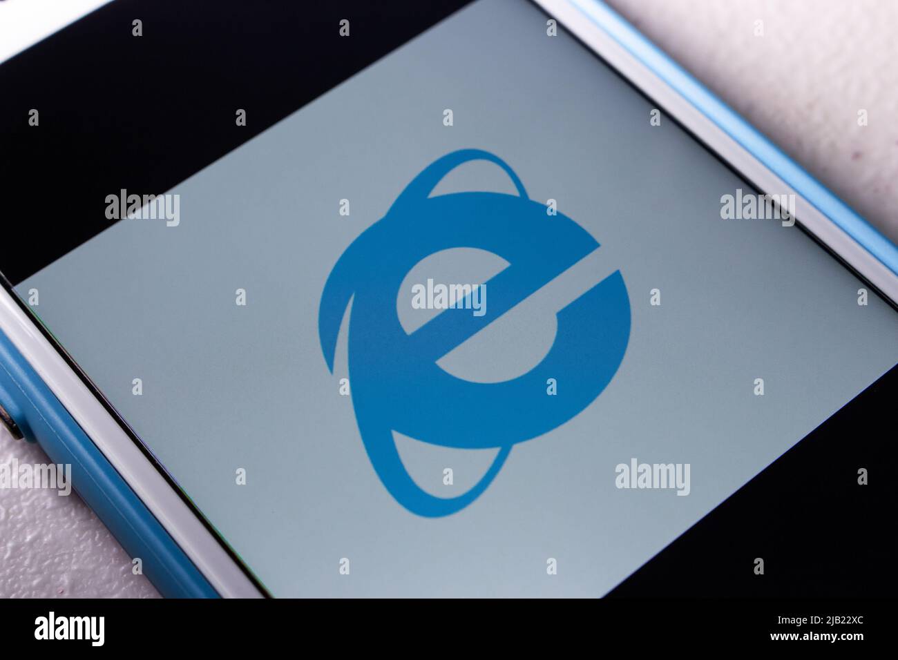 Kumamoto, GIAPPONE - Mar 23 2022 : Logo di Microsoft Internet Explorer 11 sullo schermo dello smartphone. IE11 verrà interrotto il 15 giugno 2022 Foto Stock