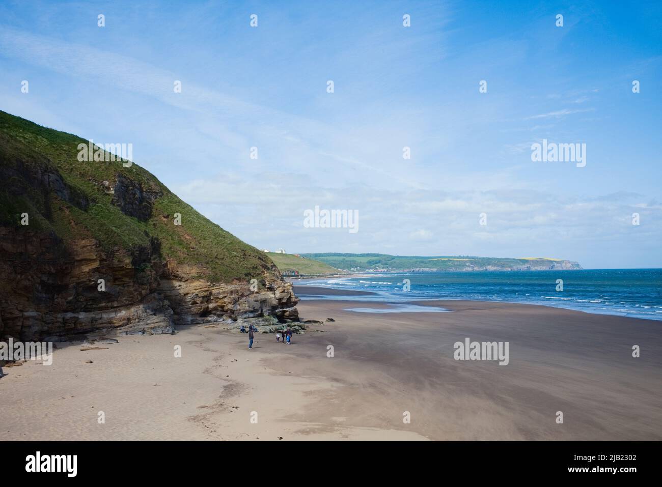 La spiaggia e le scogliere sul lato ovest di Whitby nel North Yorkshire Foto Stock