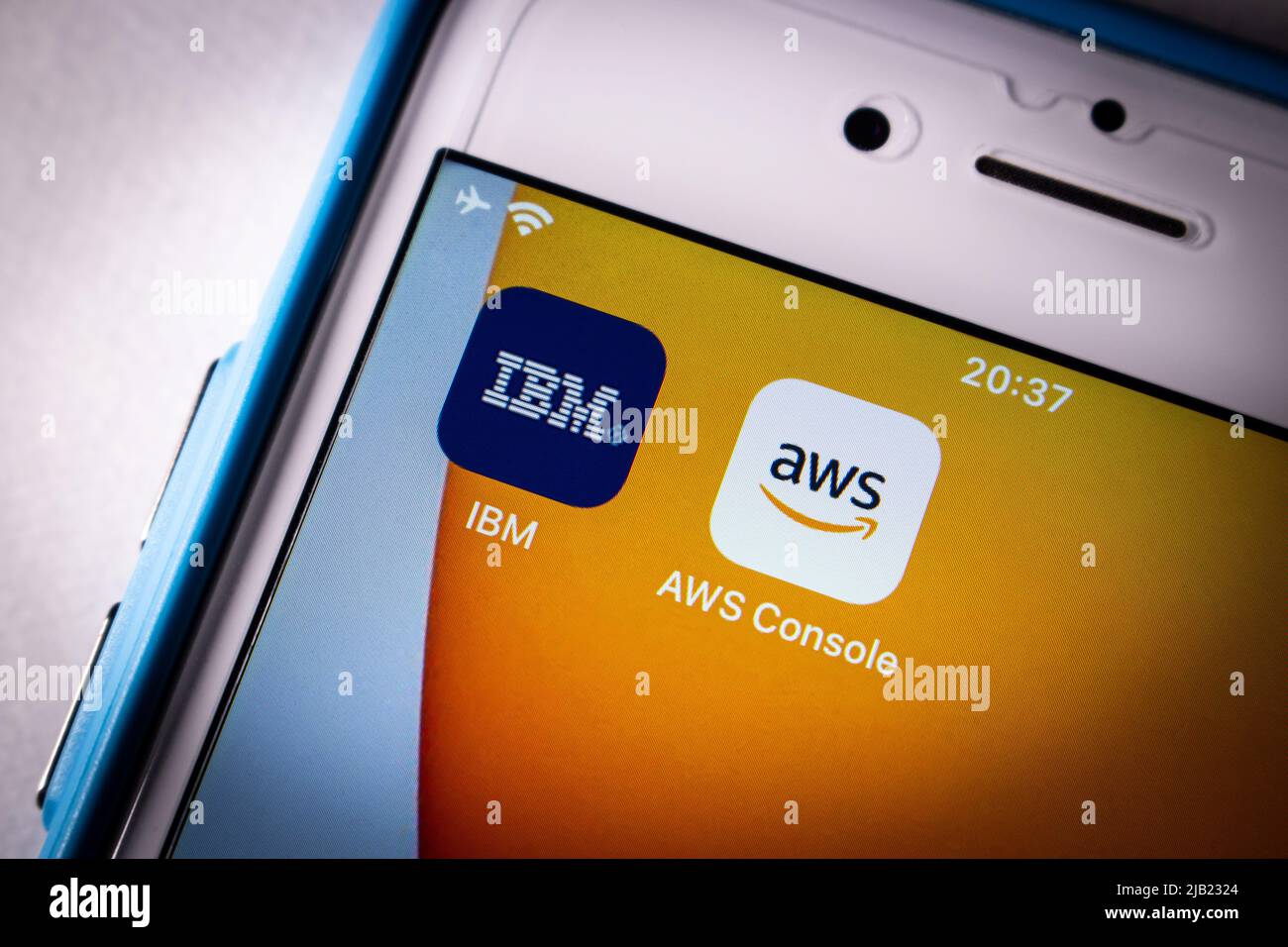 Immagine concettuale di IBM e AWS (Amazon Web Services) sullo schermo dello smartphone in condizioni di oscurità. Il concetto di cloud computing e tecnologia di Internet. Foto Stock