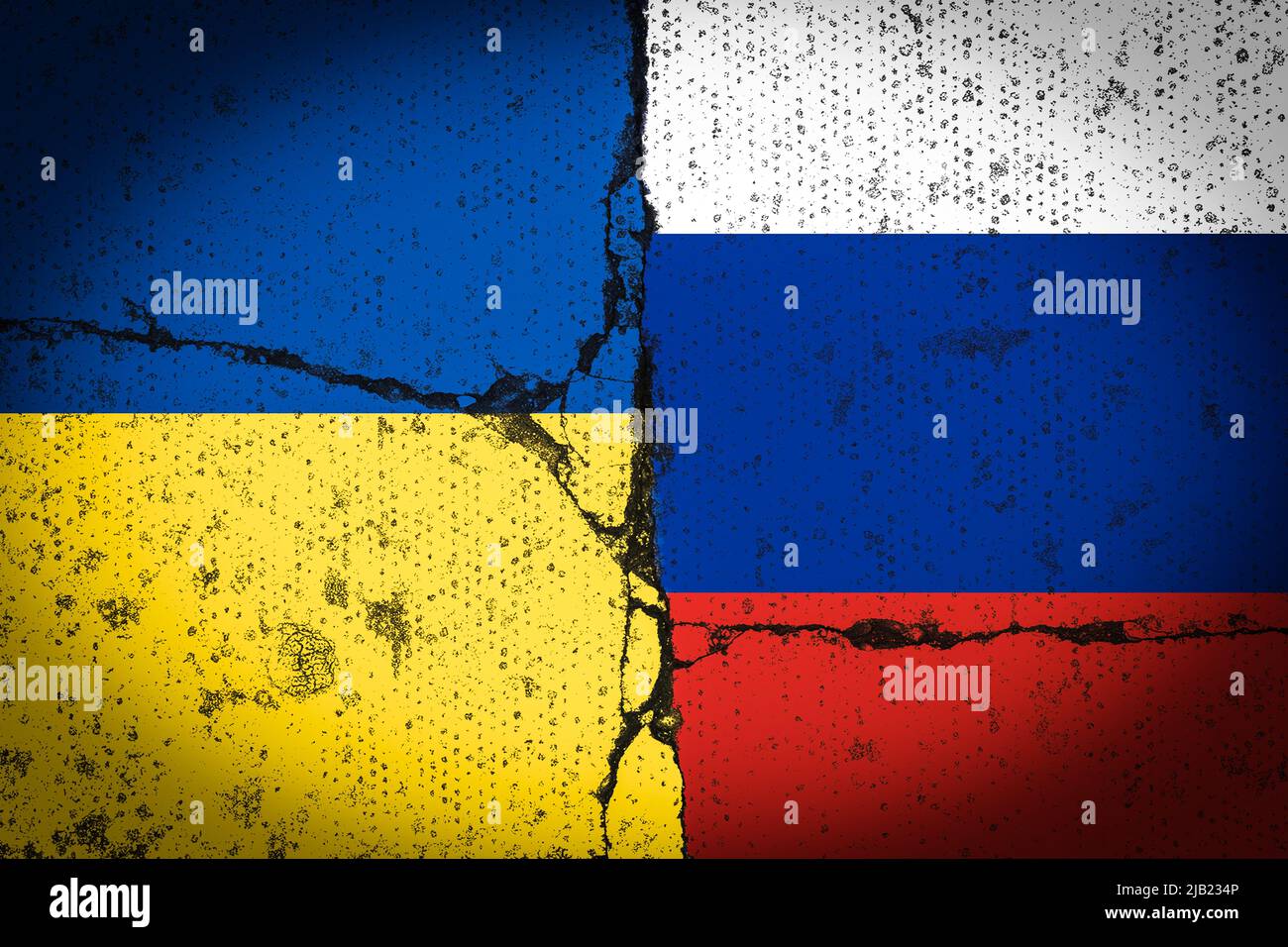 L'arte concettuale della pittura della Russia e dell'Ucraina bandiera sul muro di calcestruzzo incrinato. 2022 invasione russa del concetto di guerra Ucraina. Foto Stock