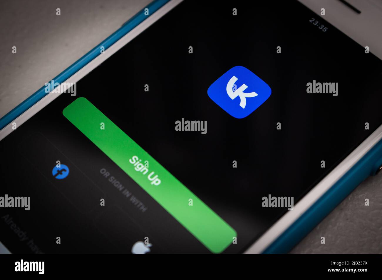 Kumamoto, GIAPPONE - Mar 23 2022 : lo schermo di apertura di VK app (VKontakte), un SNS russo con base a San Pietroburgo, su un iPhone di umore scuro. Foto Stock
