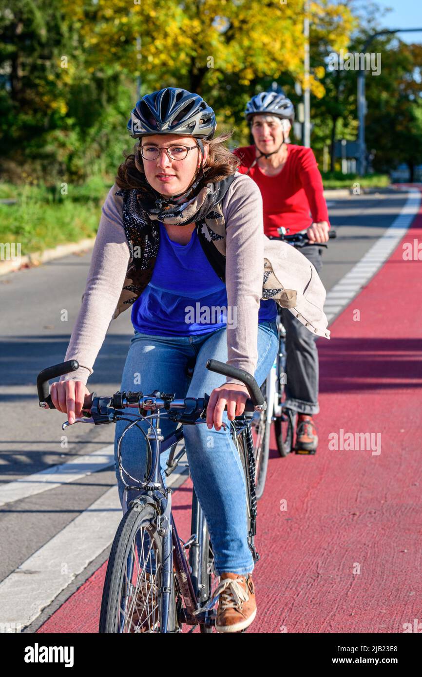 La mobilità in bicicletta e pedelec nelle aree urbane è una sfida per la futura pianificazione dei trasporti. Foto Stock