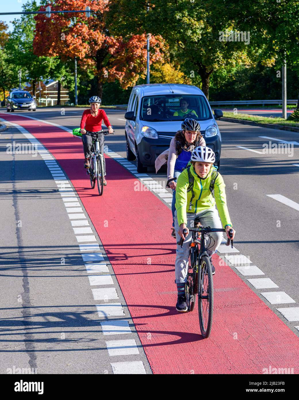 La mobilità in bicicletta e pedelec nelle aree urbane è una sfida per la futura pianificazione dei trasporti. Foto Stock