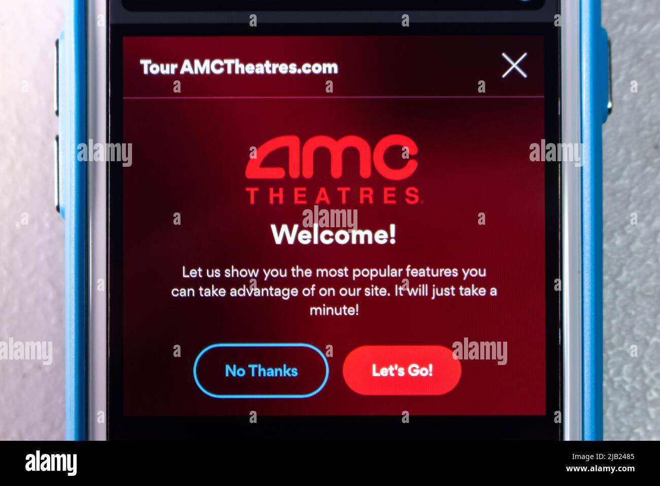 Kumamoto, GIAPPONE - Jan 14 2022 : il sito web di AMC Theaters, una catena di cinema statunitense con sede a Leawood, Kansas, sullo schermo dell'iPhone. Foto Stock