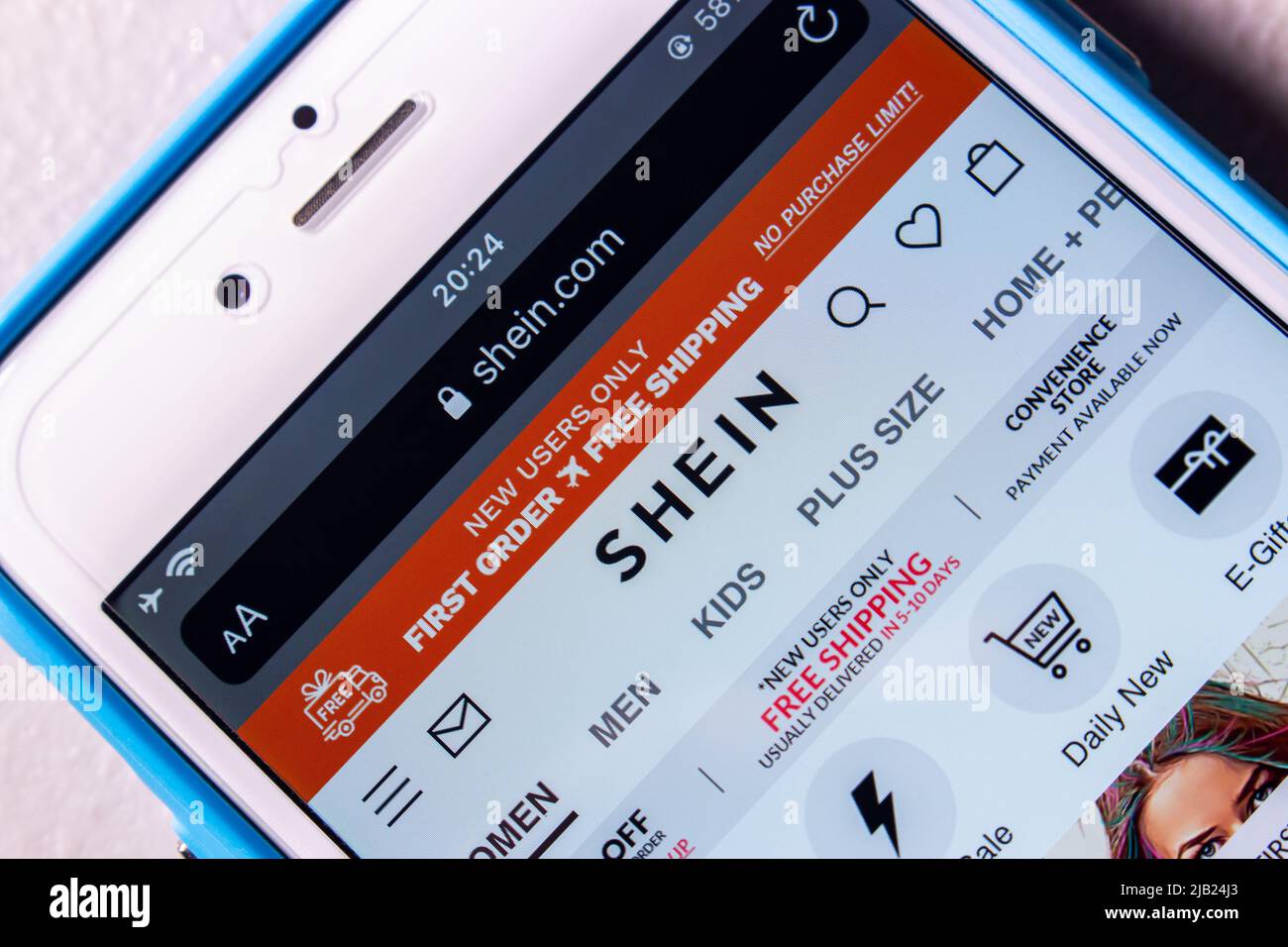 Kumamoto, GIAPPONE - Mar 14 2022 : il sito web di Shein, un negozio di moda  veloce online cinese, su uno schermo iPhone Foto stock - Alamy