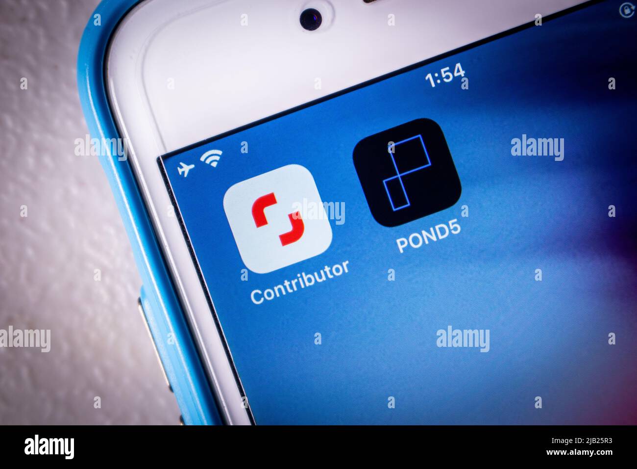 Kumamoto, GIAPPONE - Maggio 11 2022 : Shutterstock e POND5 icone su un iPhone di colore scuro. Shutterstock ha annunciato l'acquisizione di Pond5 nel maggio 2022 Foto Stock