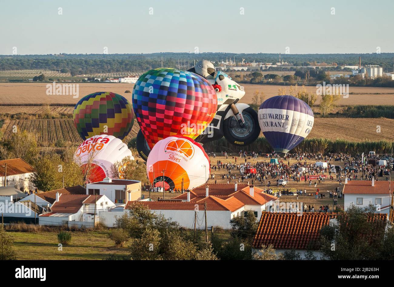 Coruche, Portogallo - 13 novembre 2021: Vista dei mongolfiere in fase di gonfiaggio e preparazione al decollo al Festival di coruche Ballooning in Portogallo Foto Stock