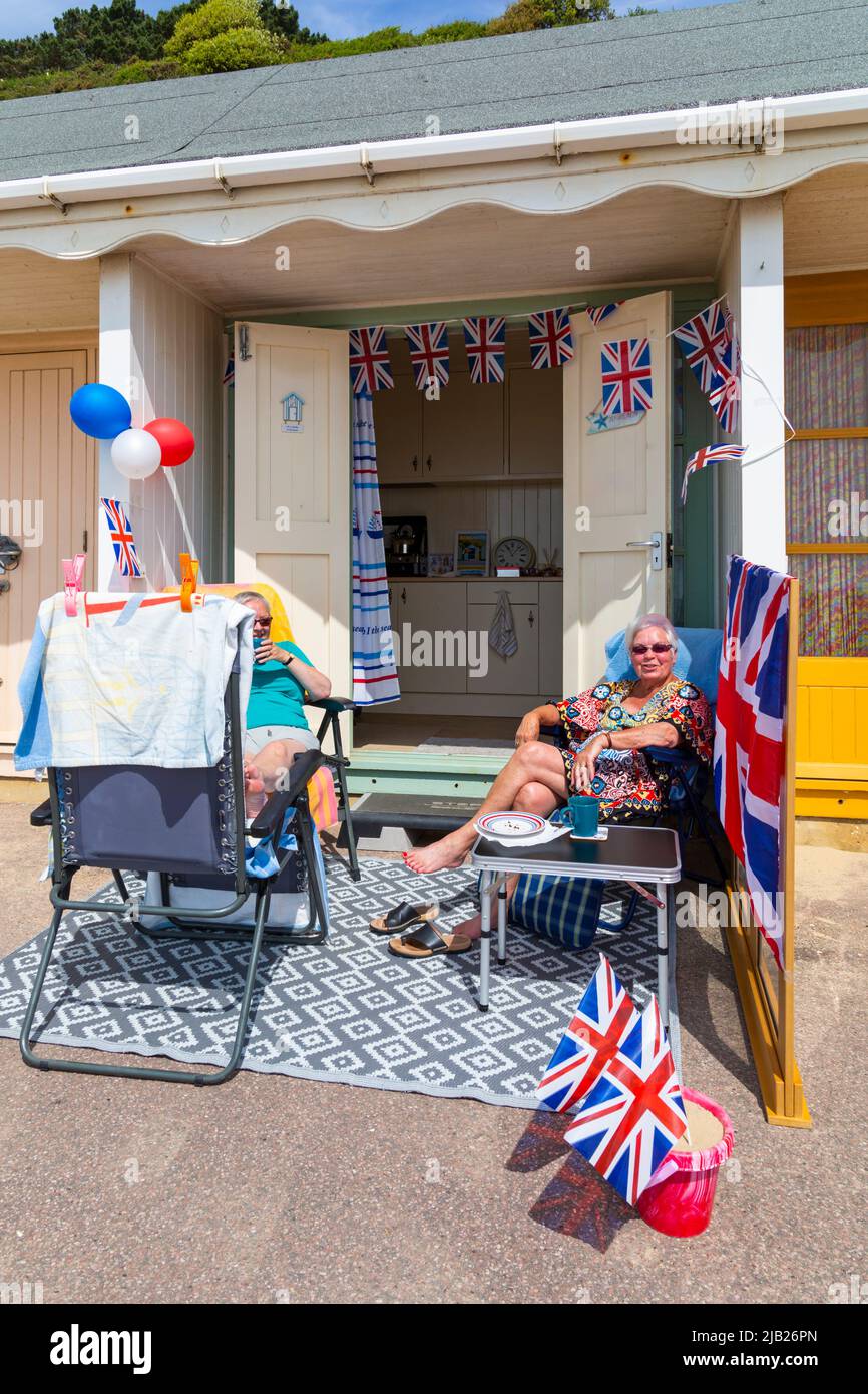 Bournemouth, Dorset Regno Unito. 2nd giugno 2022. Tempo britannico: Bello caldo e soleggiato come la folla si riversa sulle spiagge di Bournemouth per godere il sole al mare per l'inizio del lungo fine settimana per celebrare il Queens Platinum Jubilee. Credit: Carolyn Jenkins/Alamy Live News Foto Stock