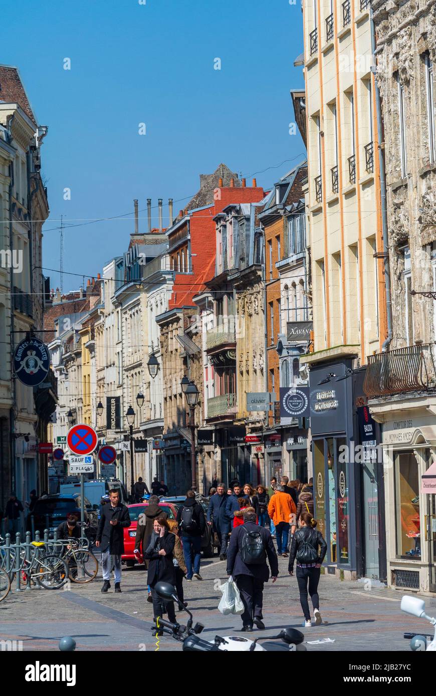 Lille, Francia, affollano turisti che visitano il centro storico, Street Scene, negozi Foto Stock