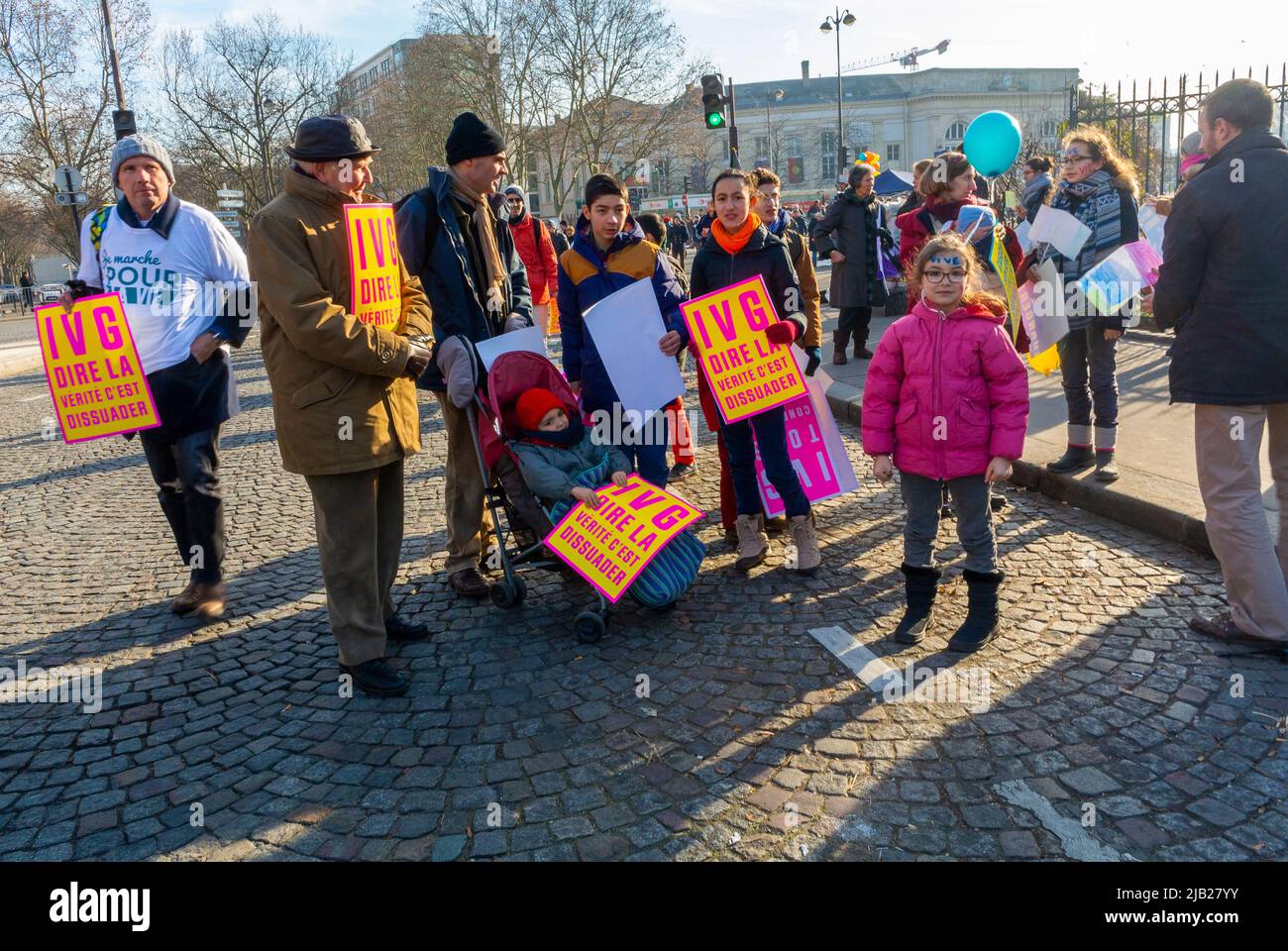 Parigi, Francia, pubblico medio, famiglia con bambini tradizionalisti, Pro-Life, ATTIVISMO cristiano, dimostrazione anti-aborto, "March Pour la vie" (March for Life) Foto Stock