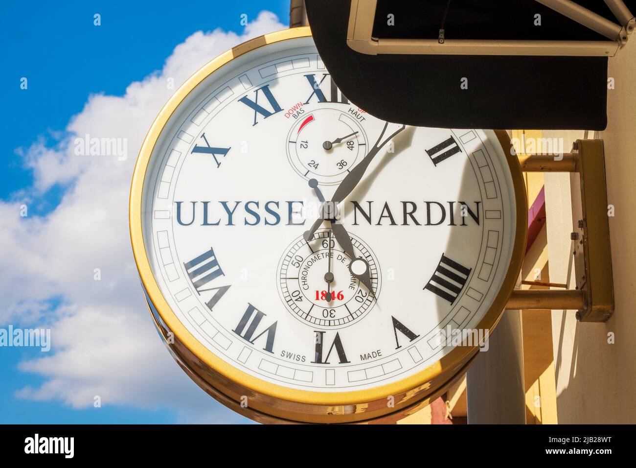 Minsk, Bielorussia - 31 maggio 2022: Ulysse Nardin Street clock mostra tè o orologio Foto Stock