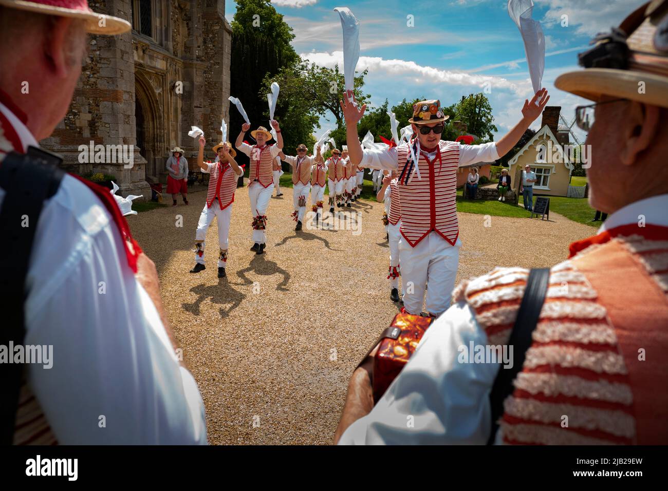 Thaxted, Regno Unito. 02nd giugno 2022. Thaxted Essex UK Morris Dancing Platinum Jubilee 2 June 2022 gli uomini di Morris che ballano nel cortile della Chiesa di Thaxted dove il repubblicano "Vicario Rosso" Conrad Noel ha contribuito a far rivivere i 'Morris' negli anni '20…da qui non viene mostrata alcuna bandiera dell'Unione all'evento di oggi. Noel preferì volare la "Bandiera Rossa" nella sua chiesa. Fotografia di credito: BRIAN HARRIS/Alamy Live News Foto Stock