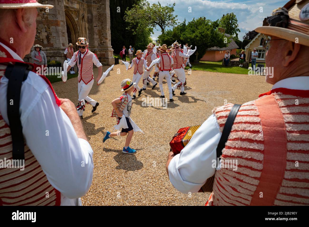 Thaxted, Regno Unito. 02nd giugno 2022. Thaxted_Essex_UK_Morris Dancing_Platinum Jubilee_2 June 2022 gli uomini di Morris che ballano nel cortile della Chiesa di Thaxted dove il repubblicano "Vicario Rosso" Conrad Noel ha contribuito a far rivivere i 'Morris' negli anni '20…da qui non viene mostrata alcuna bandiera dell'Unione all'evento di oggi. Noel preferì volare la "Bandiera Rossa" nella sua chiesa. Fotografia di credito: BRIAN HARRIS/Alamy Live News Foto Stock